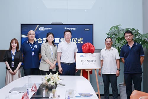 展坤總經(jīng)理與宿淑雁總經(jīng)理攜手為聯(lián)合實驗室揭牌